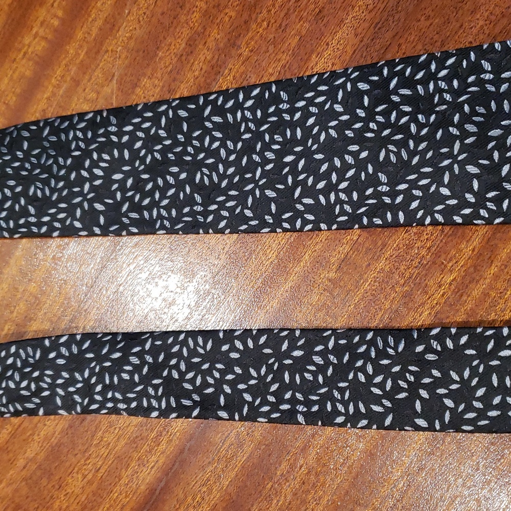 John Varvatos Black and Gray Leaf Pattern Tie - Picture 6 of 7